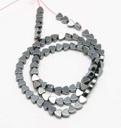 Hematit, srdíčka, 4 mm, návlek