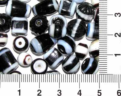 Směs černo bílých korálků