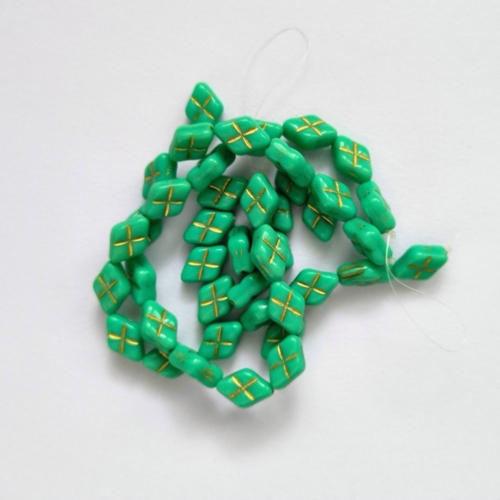 Kosodélník zelený, zlatou barvou zatíraný, 42 ks